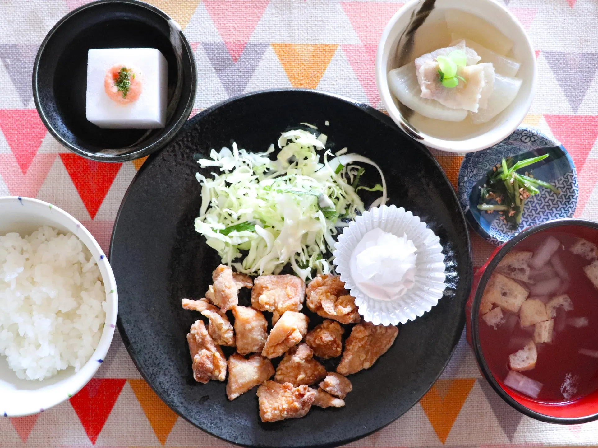 本日のランチは鶏もも唐揚げおろしポン酢！