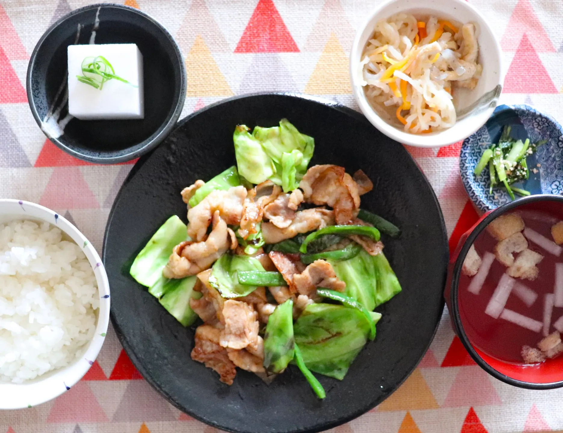 本日のランチは豚バラキャベツの回鍋肉風！