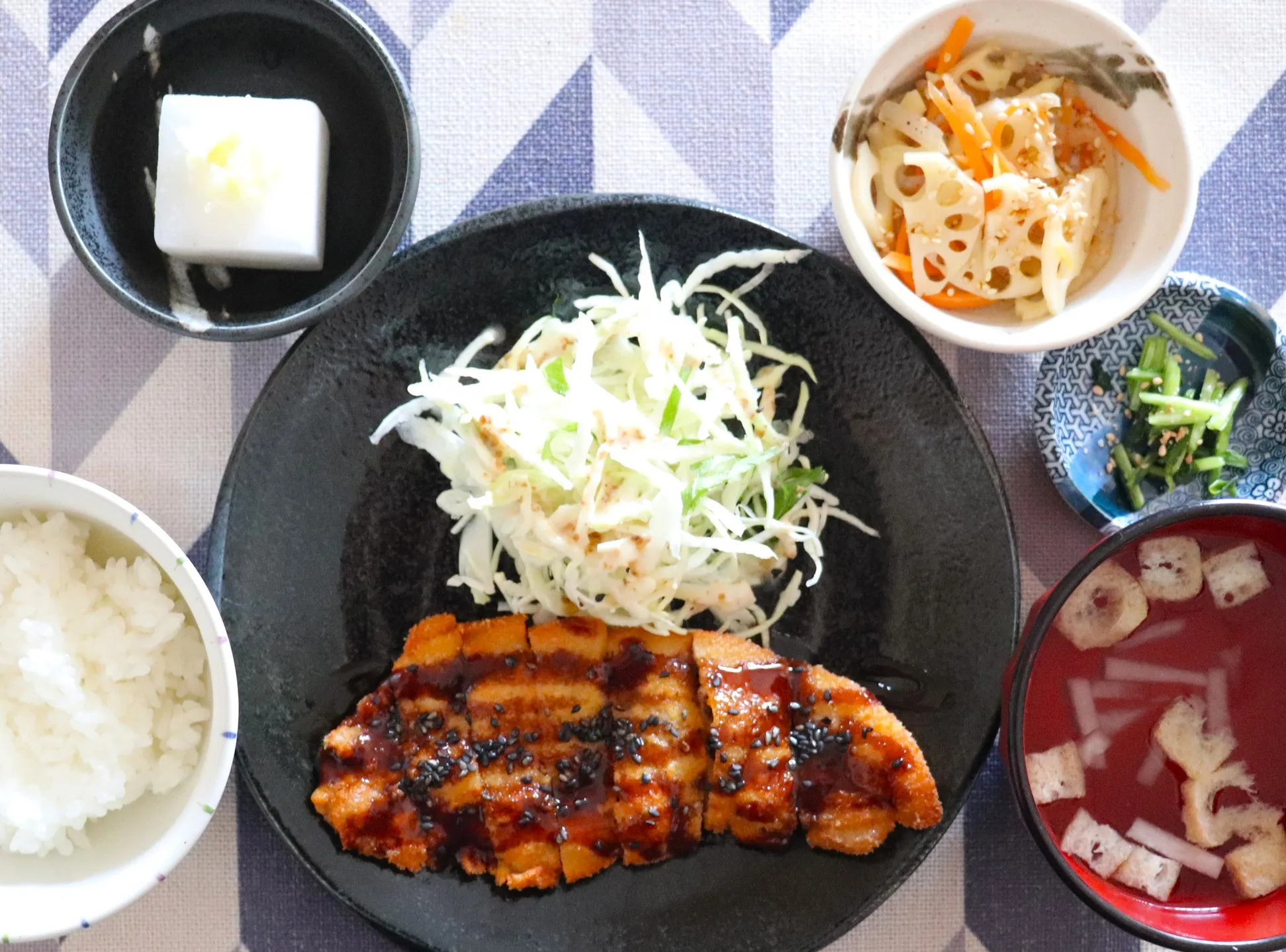 本日のランチはロース豚カツ梅はさみ！