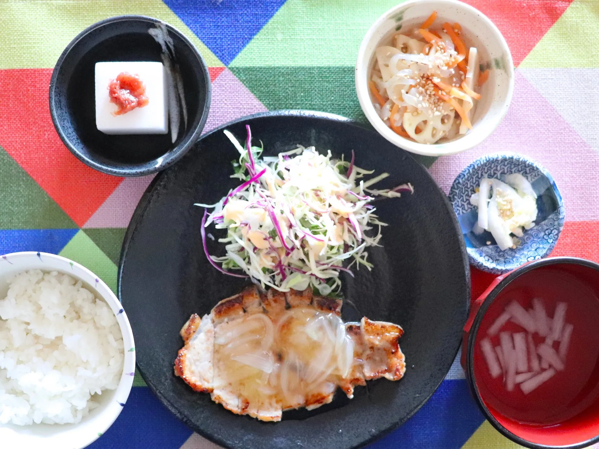 本日のランチは豚テキ玉ねぎソース！