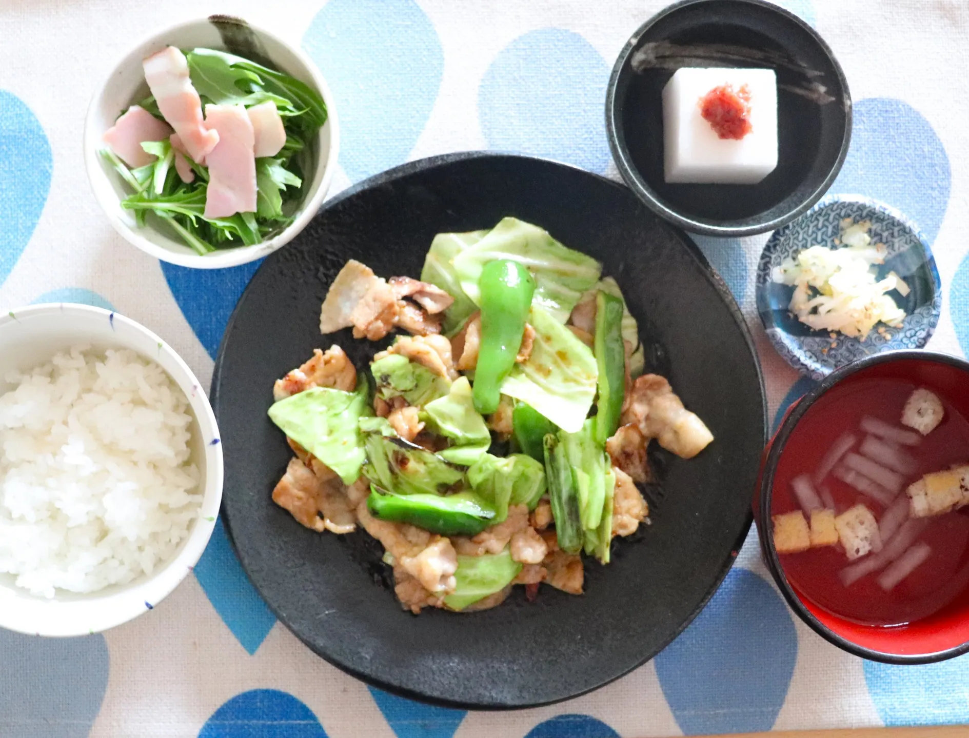 本日のランチは豚バラキャベツの回鍋肉風！