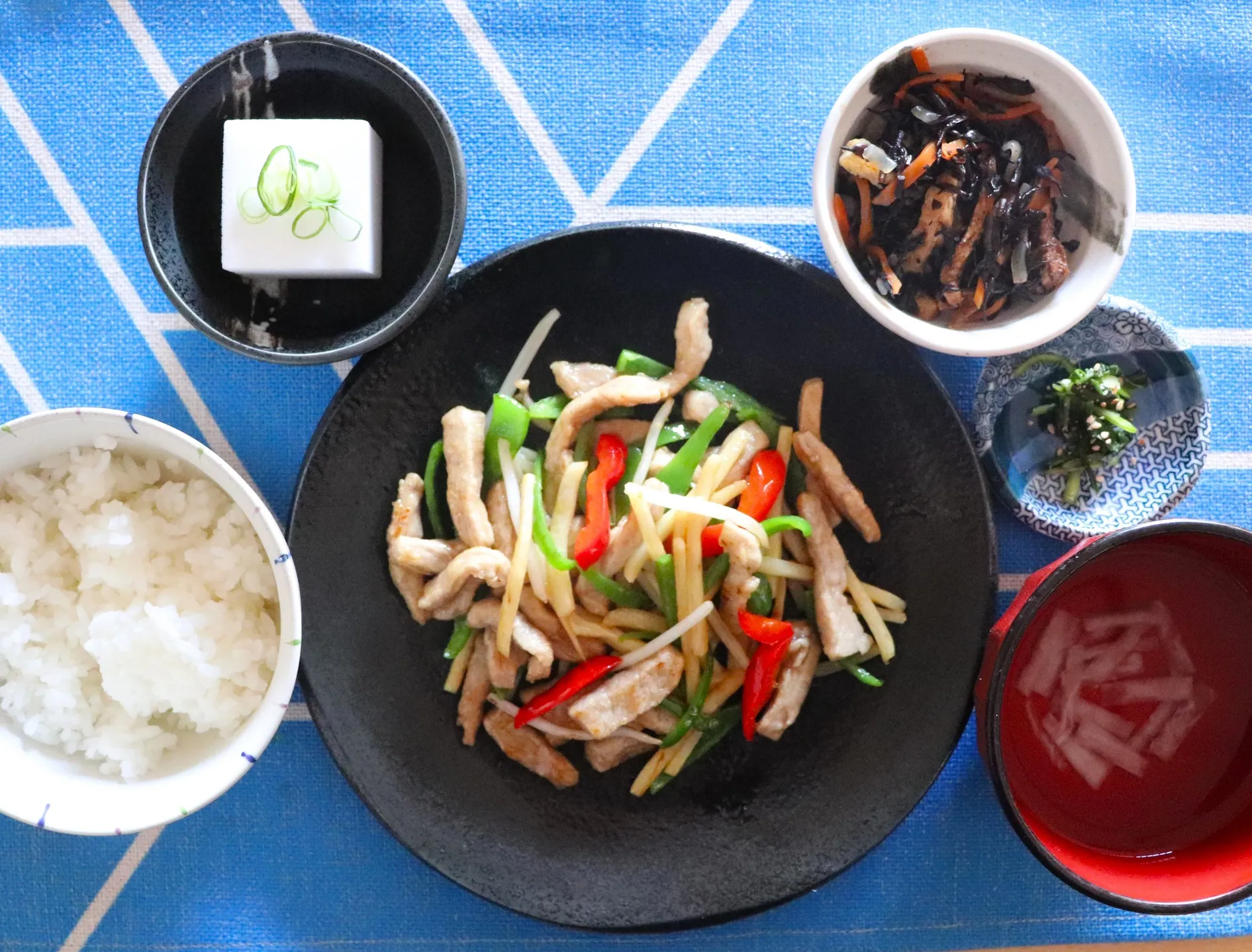 本日のランチは豚ヘレと野菜の黒酢炒め！