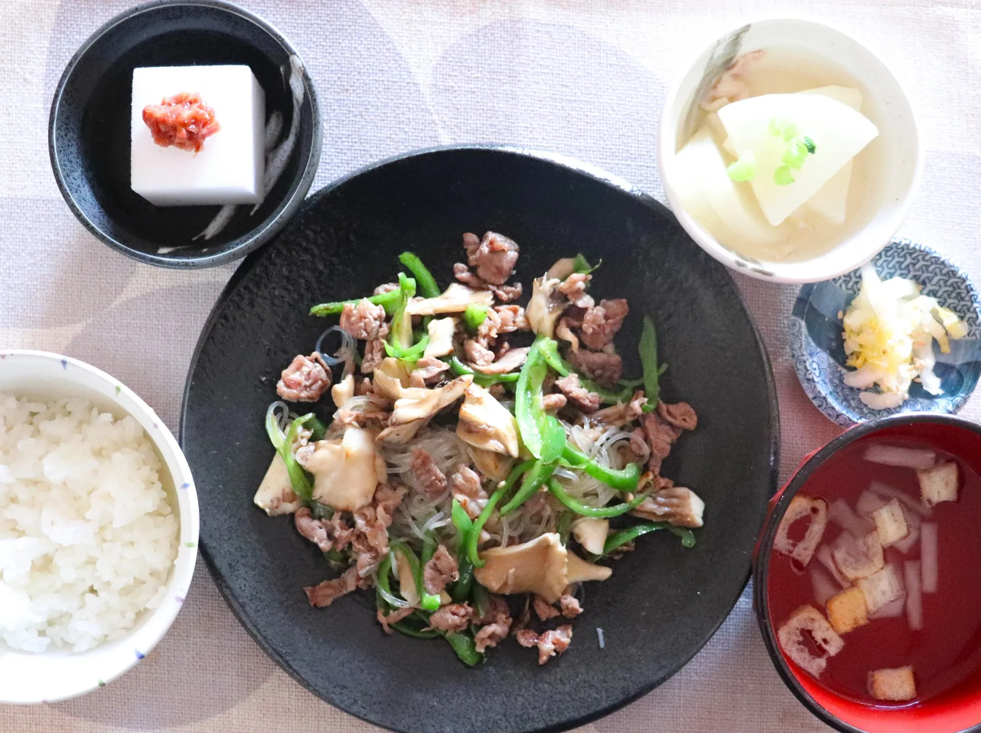 本日のランチは黒毛和牛のチャプチェ！