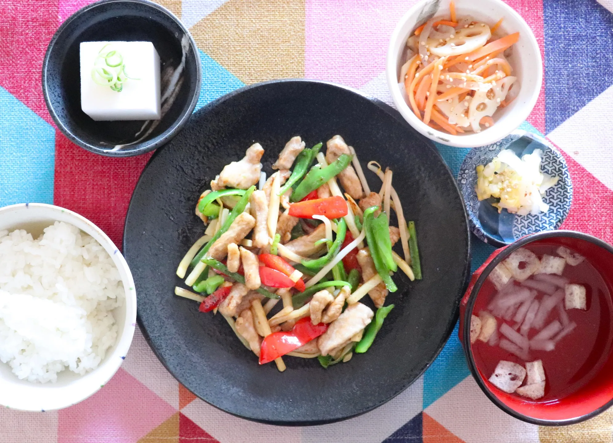 本日のランチは豚ヘレと野菜の黒酢炒め！