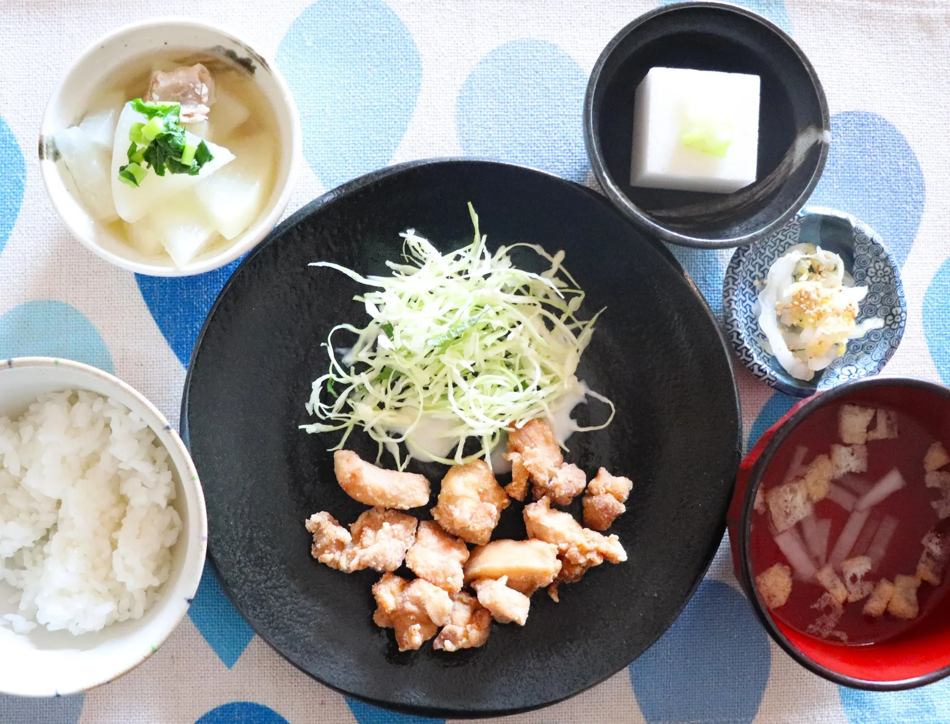 本日のランチは鶏もも唐揚げ！