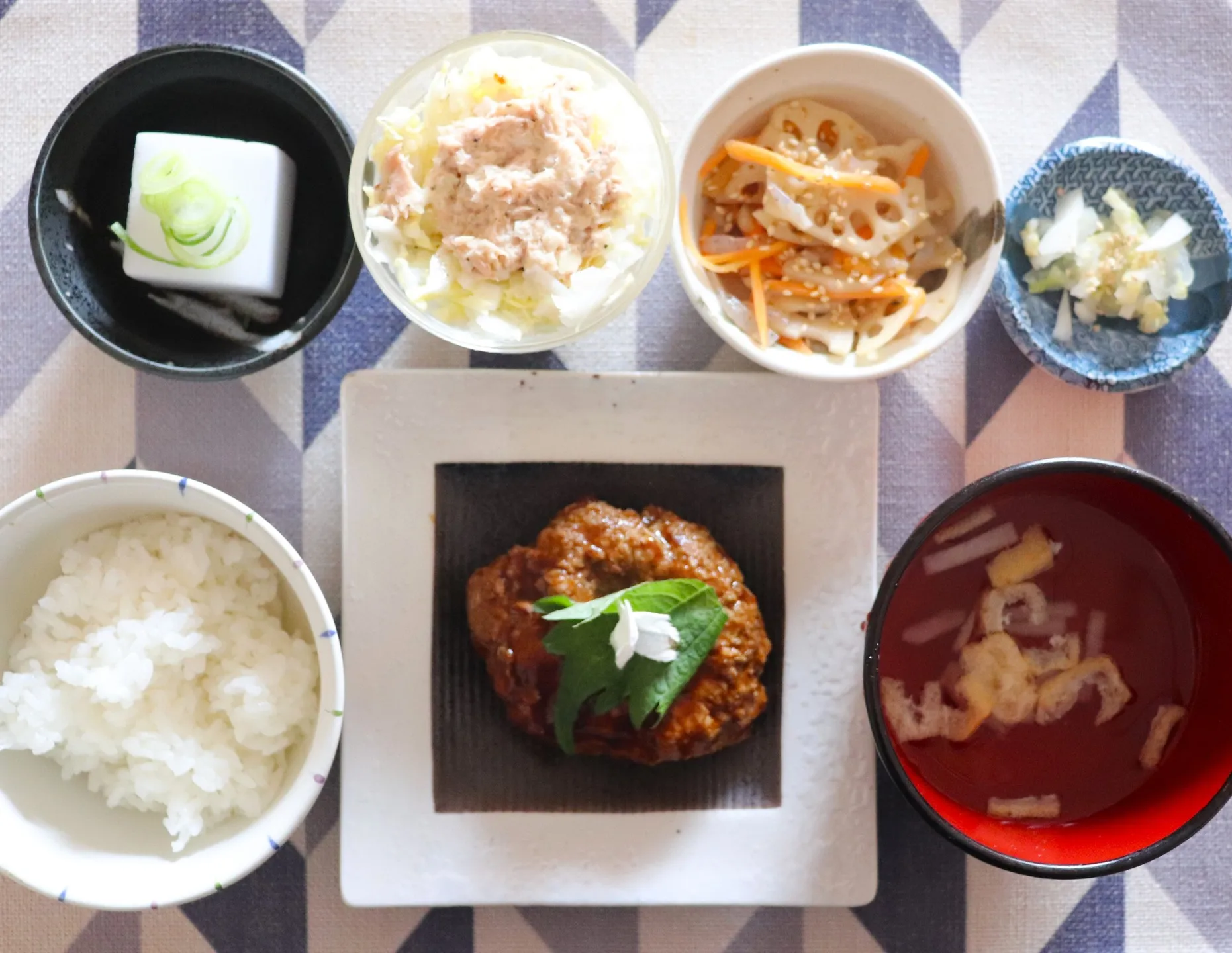 本日のランチは煮込みハンバーグおろしそ！