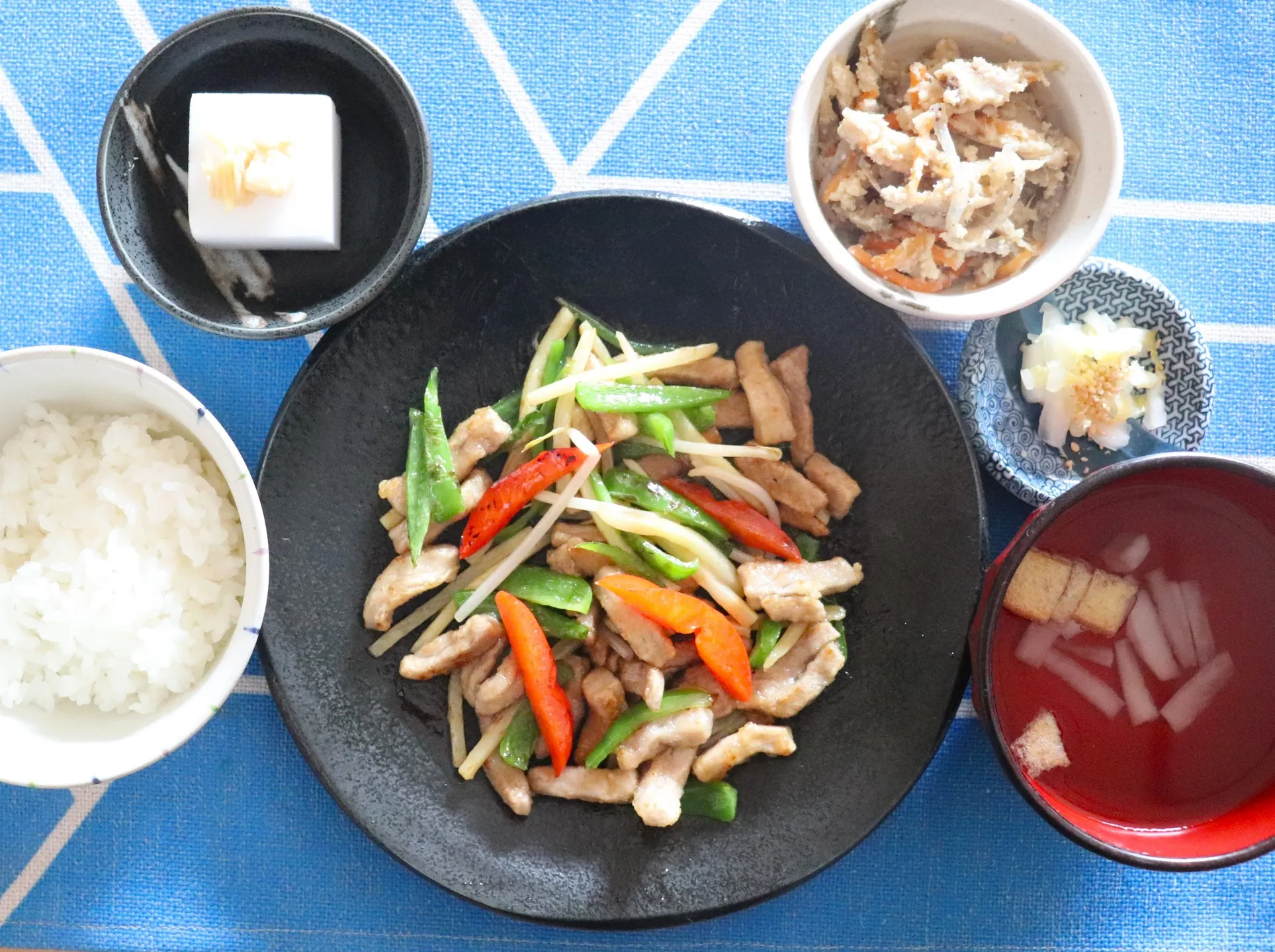 本日のランチは豚ヘレと野菜の黒酢炒め！