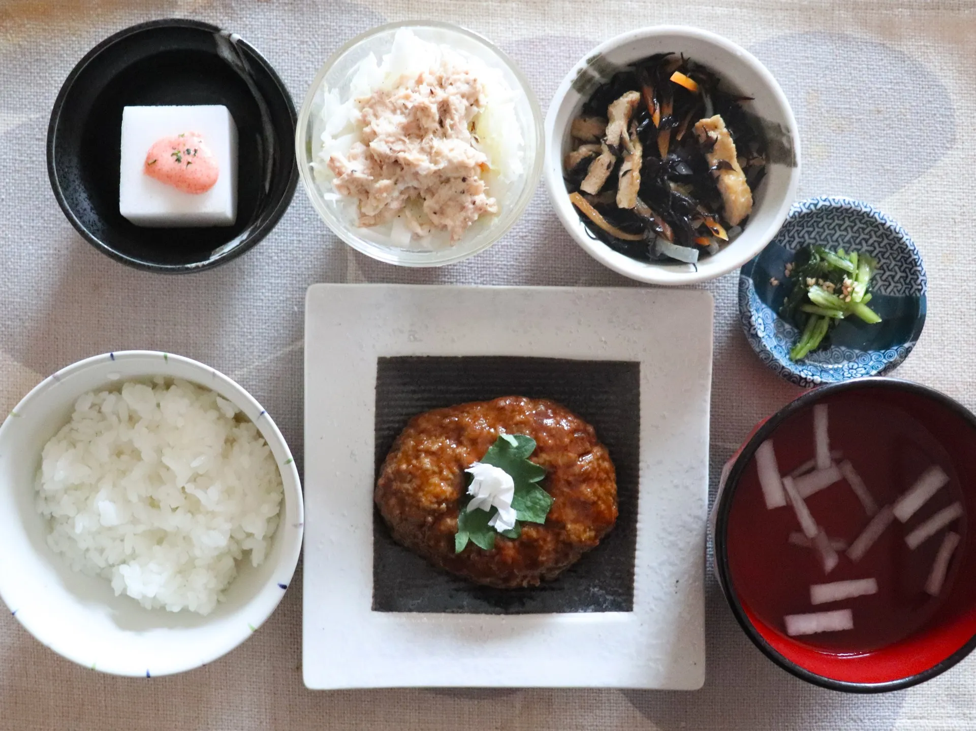 本日のランチは煮込みハンバーグおろしそ！