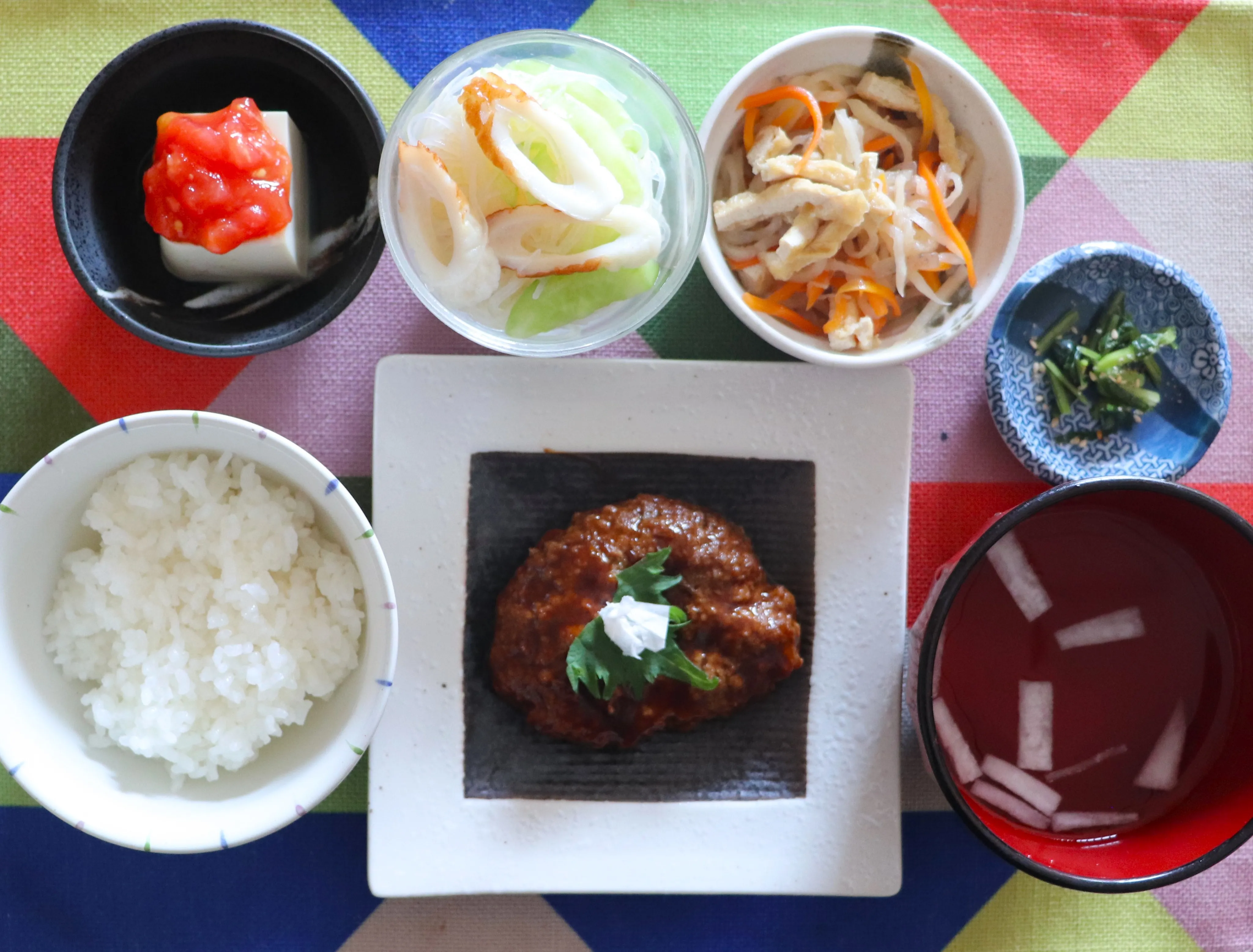 本日のランチは、煮込みハンバーグおろしそ!