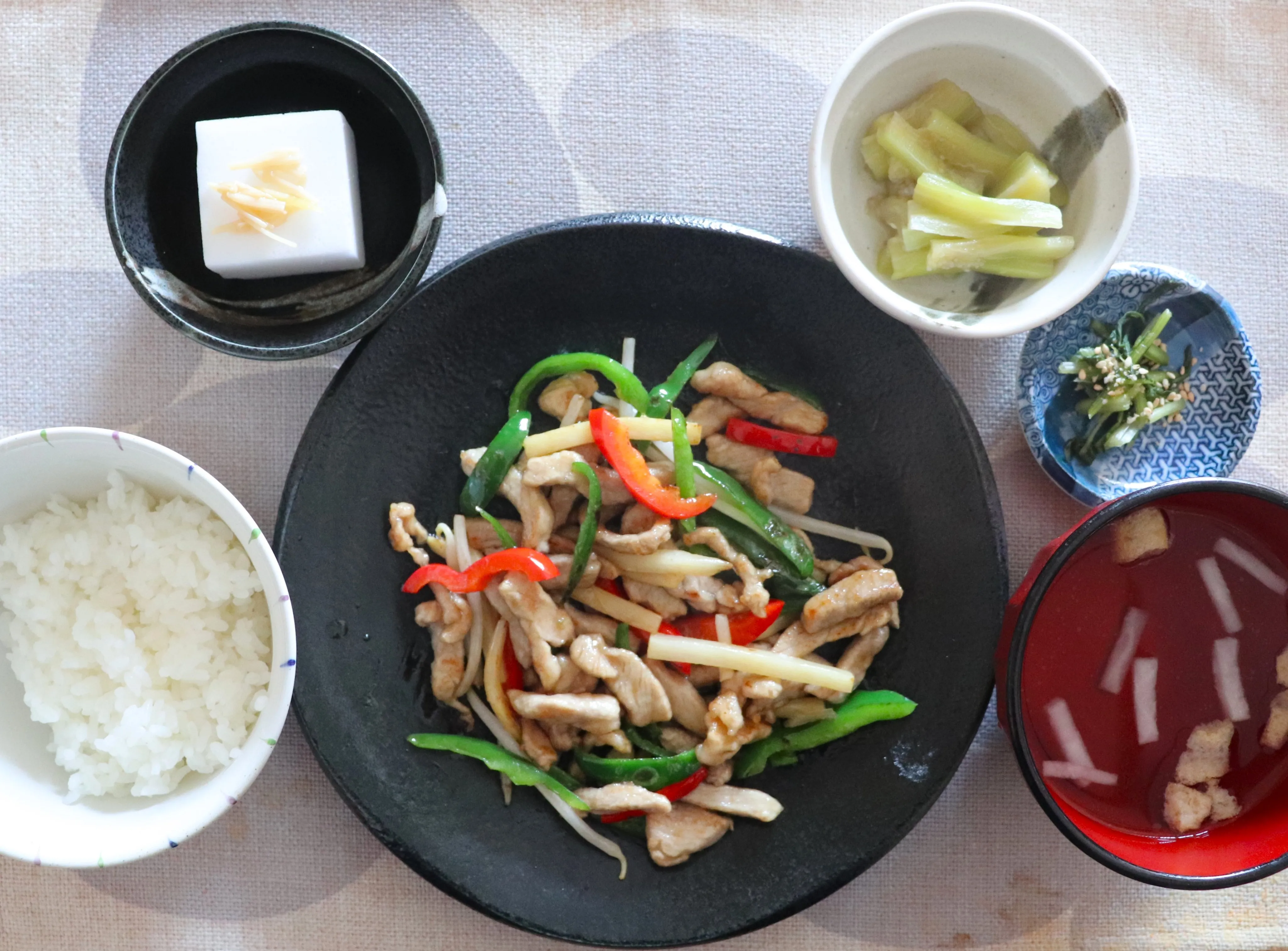 本日のランチは、豚ヘレと野菜の黒酢炒め！