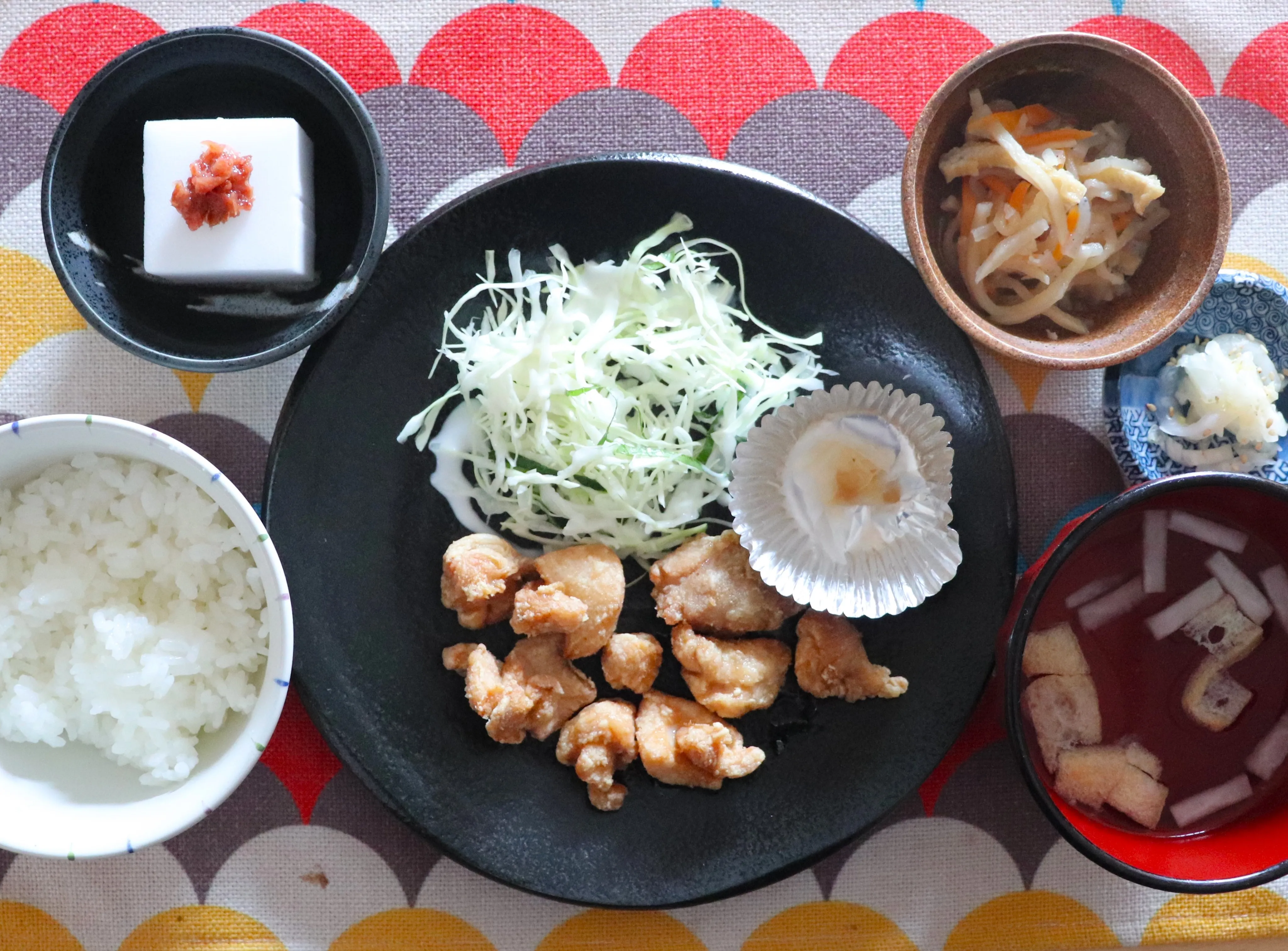 本日のランチは、鶏もも唐揚げおろしポン酢！
