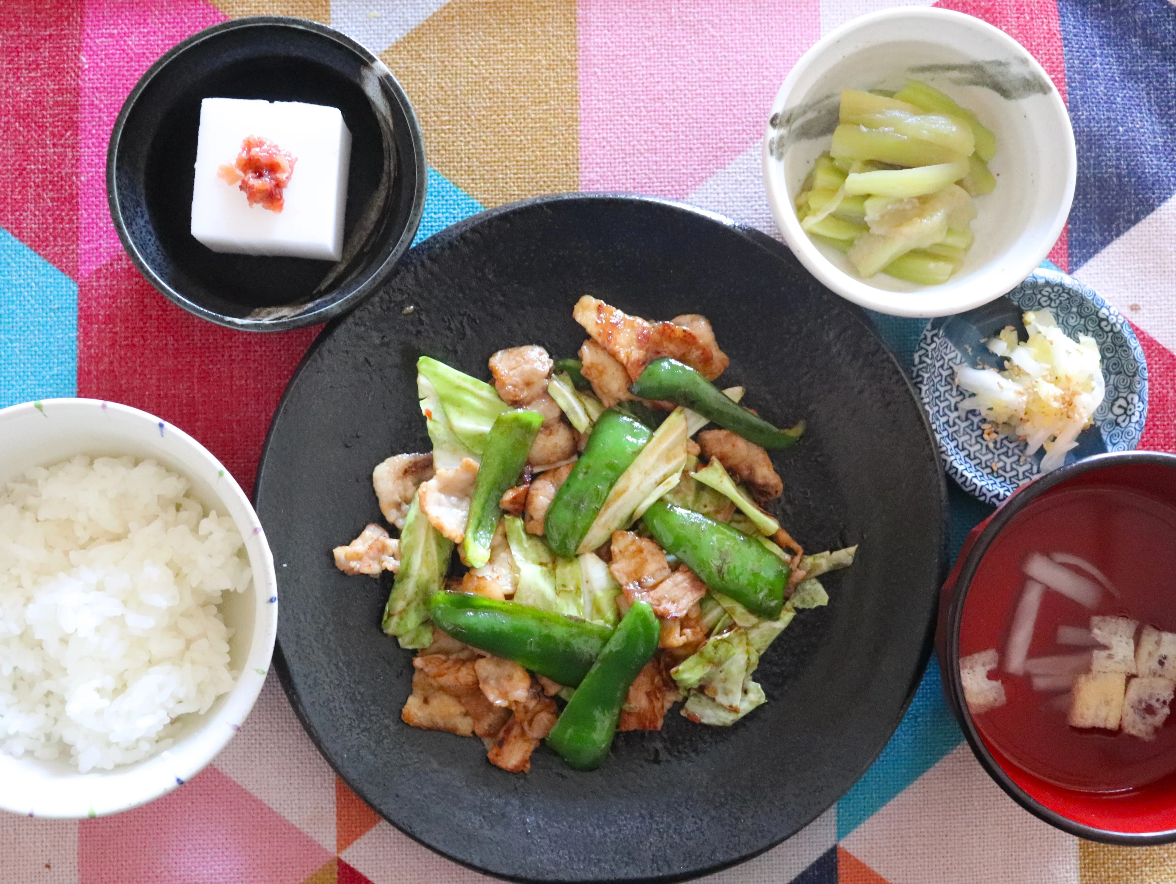 本日のランチは、豚バラキャベツの回鍋肉風！