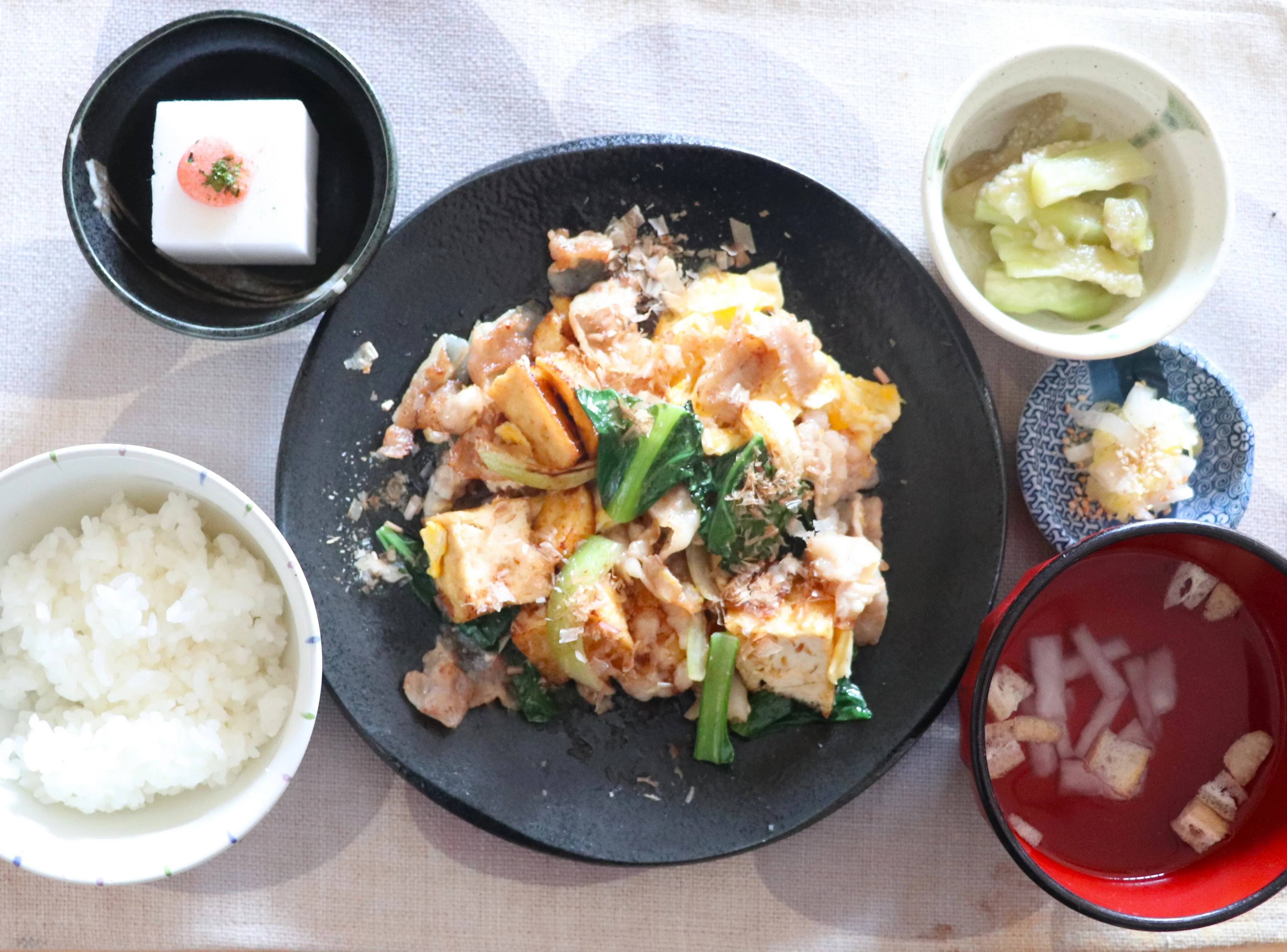 本日のランチは、豚バラ厚揚げたまごのチャンプル!