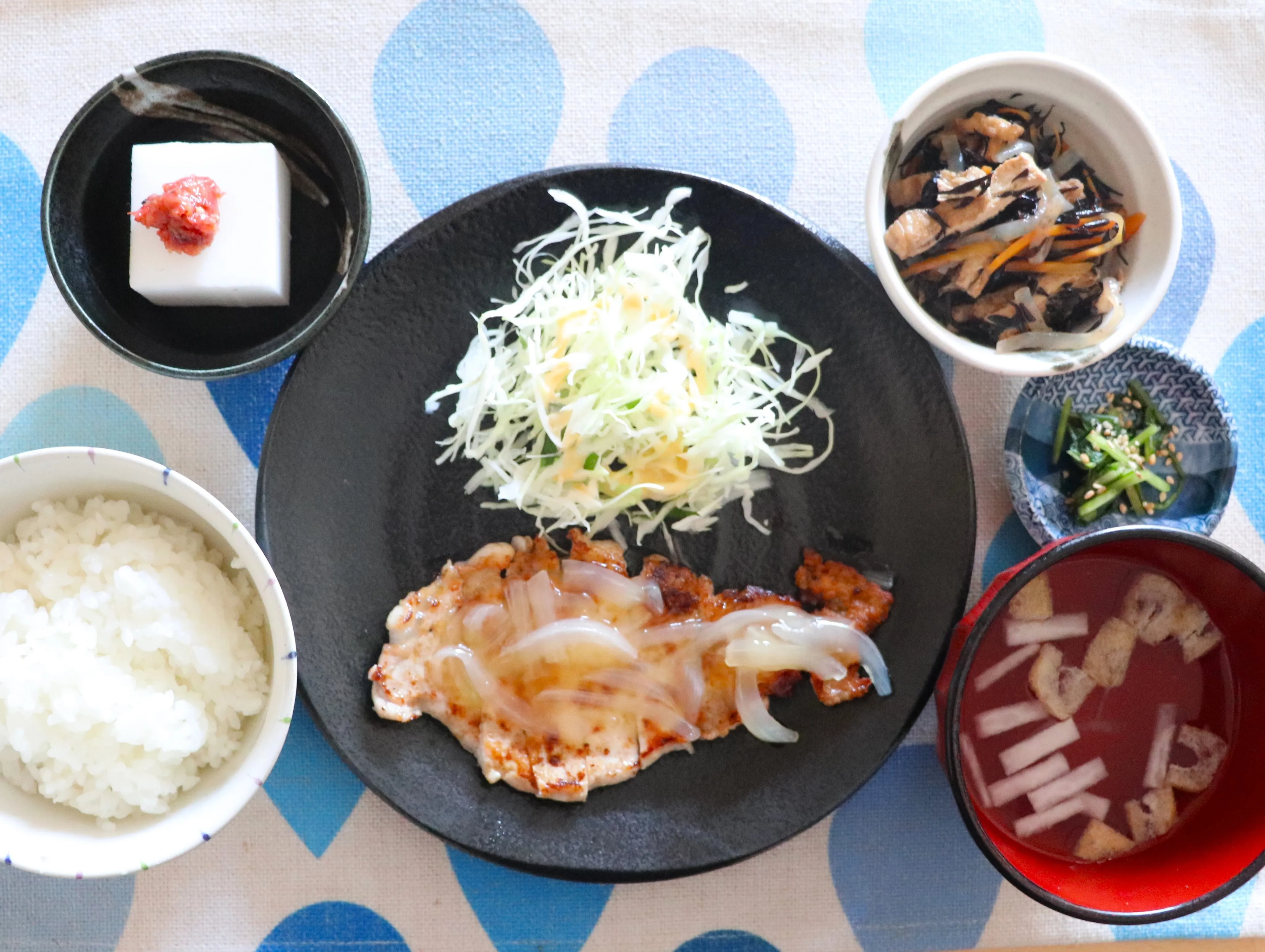 本日のランチは、豚テキ玉ねぎソース！
