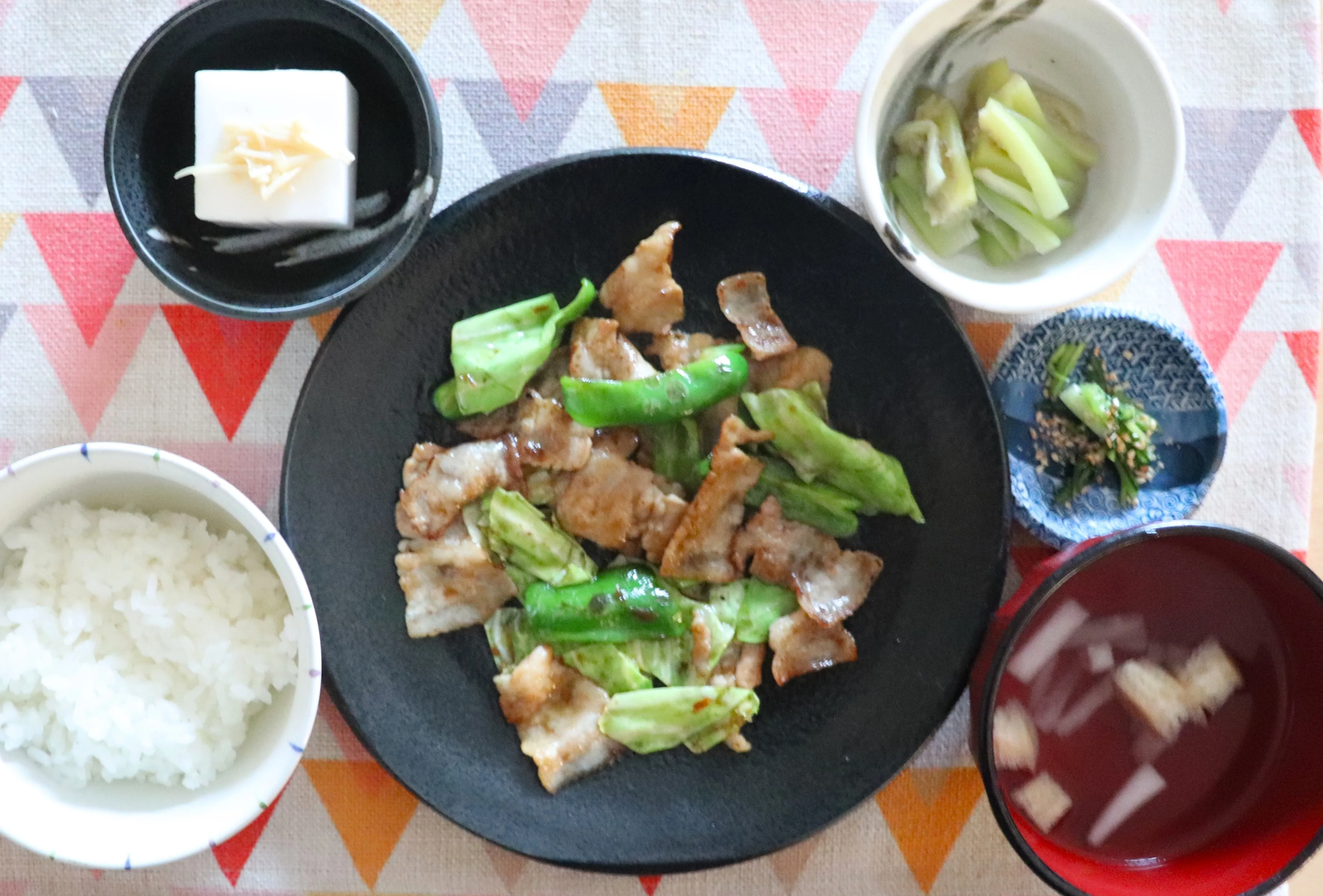 本日のランチは、豚バラキャベツの回鍋肉風!