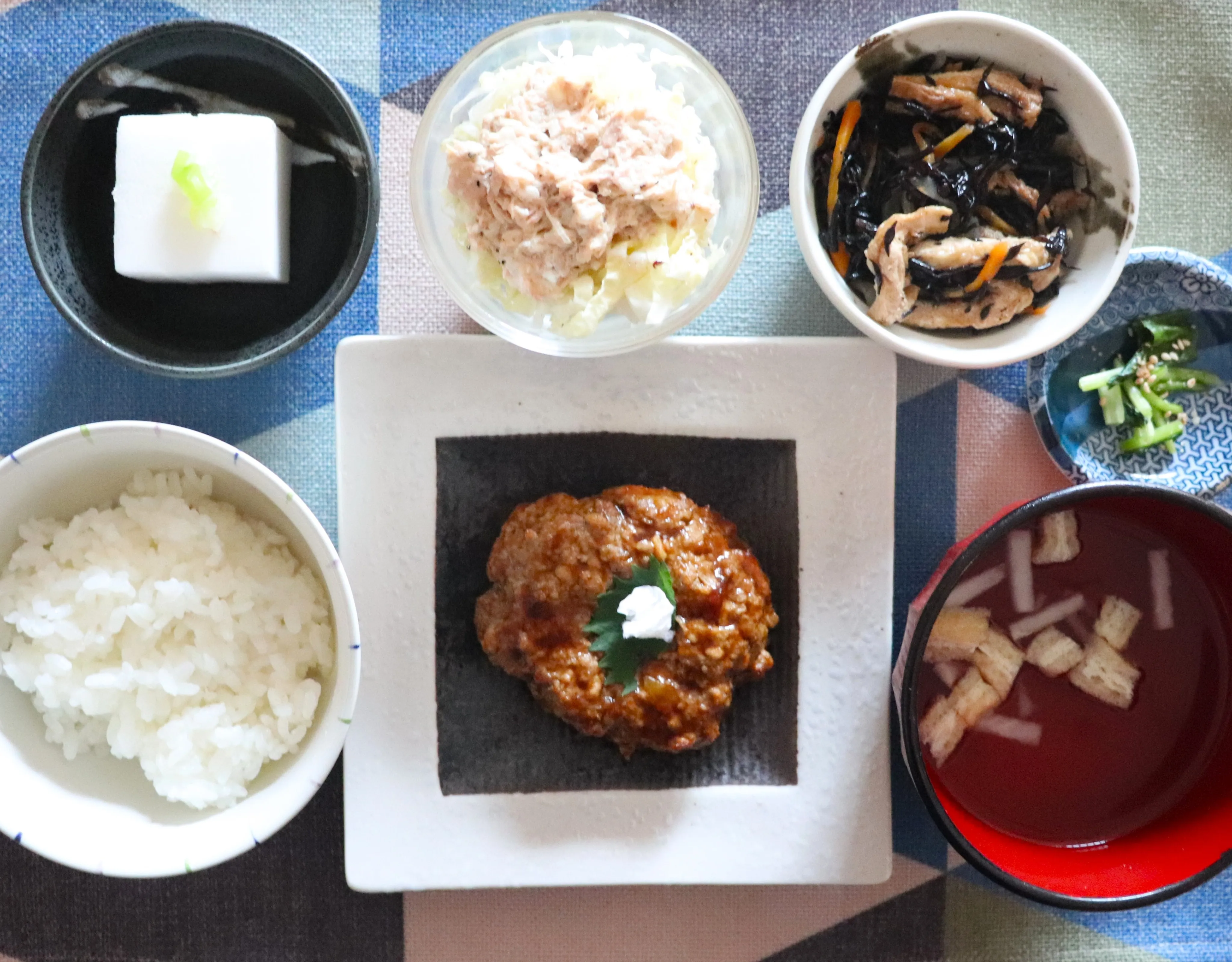 本日のランチは、煮込みハンバーグおろしそ！