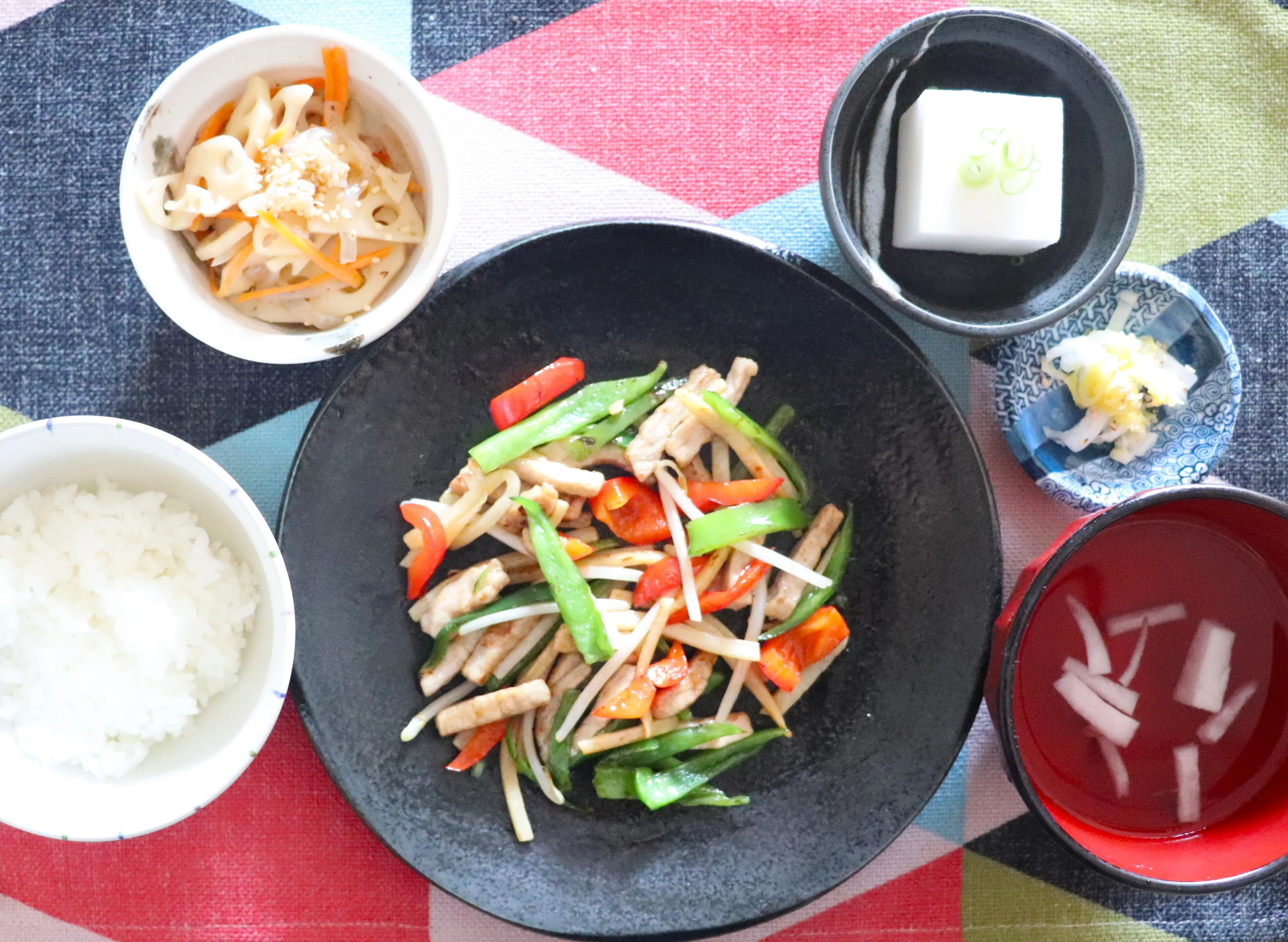 本日のランチは、豚ヘレと野菜の黒酢炒め！
