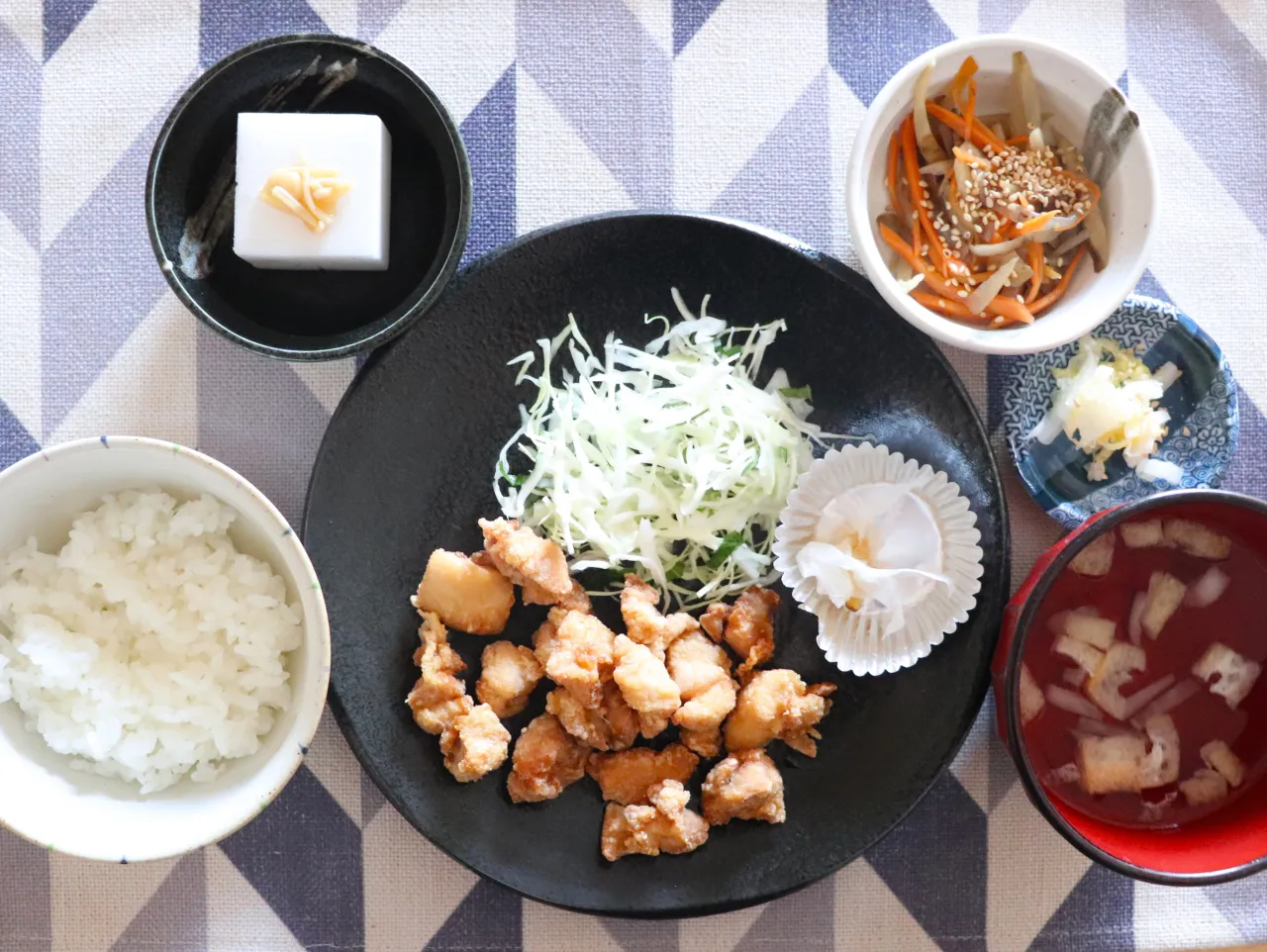 本日のランチは、鶏もも唐揚げおろしポン酢！